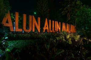 malang, Indonesia - noviembre 09 2023 - alun-alun malang ciudad escrito a noche, rodeado por parques, Indonesia foto