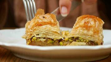 baklava de sobremesa árabe em um prato video