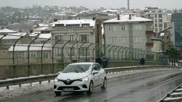 tacchino Istanbul 12 febbraio 2023. riga di macchine coperto nel neve video