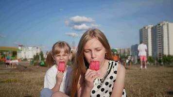 deux peu les filles sœurs manger la glace crème dans été 4k lent mouvement video