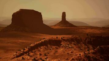 un' maestoso roccia formazione in piedi alto nel il vasto deserto paesaggio video