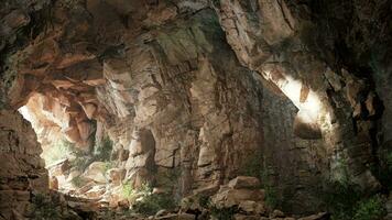 en grotta med en ljus kommande från den video