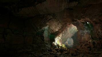 un cueva lleno con un montón de rocas y agua video