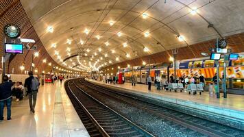 Monaco, Monte Carlo, 10 November 2022, das Zug Blätter das Eisenbahn Bahnhof, U-Bahn Bahnhof, Rolltreppe video