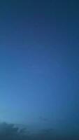 illuminé Britanique ville après le coucher du soleil. aérien vue de Résidentiel district proche à ville centre de luton ville de Angleterre Royaume-Uni pendant nuit et après le coucher du soleil video