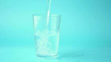 agua es vertido dentro un transparente vaso video