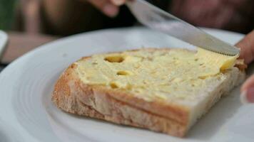 schließen oben von Butter Verbreitung auf ein Brot video