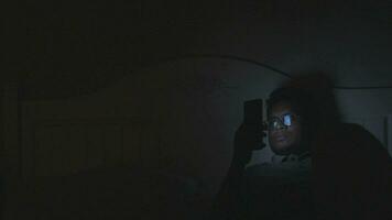 Mann mit Clever Telefon beim Nacht auf Bett video