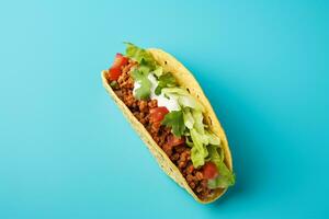 tacos con carne y vegetales en un azul antecedentes foto