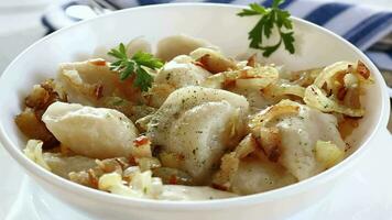 ukrainien Dumplings farci avec patates et champignons video