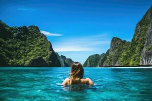 ai generado joven mujer en turquesa agua en fi fi isla, tailandia, joven mujer nadando en claro mar agua en laguna y mirando a hermosa paisaje. de viaje excursión en Asia, ai generado foto