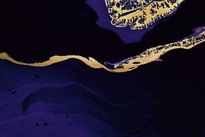 fluido Arte. metálico oro resumen olas en Violeta y negro antecedentes. mármol efecto antecedentes o textura foto