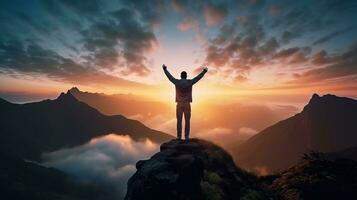 ai generado contento hombre en el pico de montaña con amanecer foto