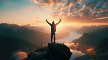 ai generado contento hombre en el pico de montaña con amanecer foto