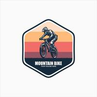 montaña bicicleta logo emblema vector imagen