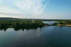 alto ángulo ver de lago en campo foto