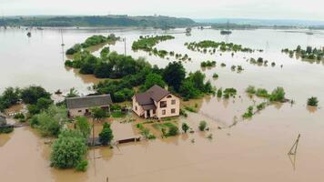 aereo Visualizza inondazioni e allagato case. massa naturale disastri e distruzione. un' grande città è allagato dopo inondazioni e piove. video