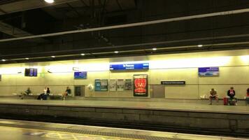 spoorweg platform en treinen Bij centraal Londen Engeland, uk. juni 4e, 2023 video