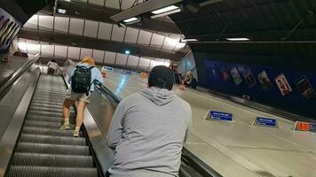 spoorweg platform en treinen Bij centraal Londen Engeland, uk. juni 4e, 2023 video