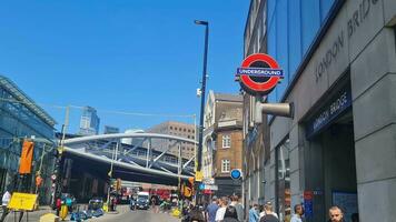 spoorweg platform en treinen Bij centraal Londen Engeland, uk. juni 4e, 2023 video