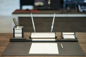 lugar de trabajo de oficina con papelería. jefe, jefe, supervisor o jefe del lugar de trabajo de la empresa en la oficina moderna. cómoda mesa de trabajo y silla de cuero para computadora. foto