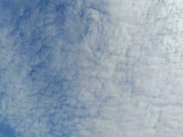 hermosa blanco nubes en profundo azul cielo antecedentes. grande brillante suave mullido nubes son cubrir el todo azul cielo. skyscape en lombok isla, Indonesia foto