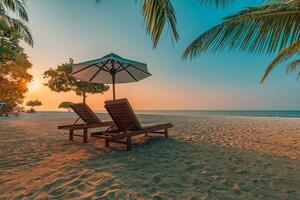 increíble puesta de sol playa. romántico Pareja sillas sombrilla. tranquilo unión amor bienestar, relajarse hermosa paisaje diseño. Aléjate tropical isla costa palma hojas idílico mar foto