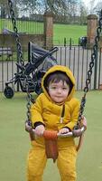 schattig Aziatisch Pakistaans baby ahmed mustafin haider is genieten van de mooi zonnig dag Bij afweren openbaar park van luton stad- van Engeland uk. beeld was gevangen genomen Aan 03-april-2023 video