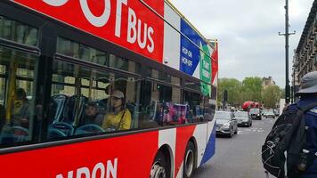 hermosa bajo ángulo imágenes de personas a ocupado y famoso turista sitio a Westminster grande ben central Londres ciudad de Inglaterra genial Bretaña de Reino Unido. imágenes capturado en 30-may-2023 durante nublado noche video