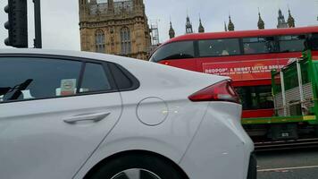 bellissimo Basso angolo metraggio di persone a occupato e famoso turista posto a Westminster grande Ben centrale Londra città di Inghilterra grande Gran Bretagna di UK. metraggio catturato su 30-maggio-2023 durante nuvoloso sera video