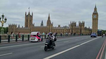 magnifique faible angle métrage de gens à occupé et célèbre touristique endroit à Westminster gros ben central Londres ville de Angleterre génial Bretagne de Royaume-Uni. métrage capturé sur 30-mai-2023 pendant nuageux soir video