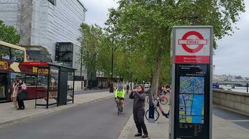 bellissimo Basso angolo metraggio di persone a occupato e famoso turista posto a Westminster grande Ben centrale Londra città di Inghilterra grande Gran Bretagna di UK. metraggio catturato su 30-maggio-2023 durante nuvoloso sera video