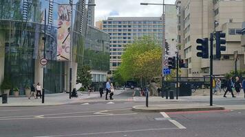 skön låg vinkel antal fot av människor på upptagen och känd turist plats på westminster stor ben central London stad av England bra storbritannien av Storbritannien. antal fot fångad på 30 maj 2023 under molnig kväll video