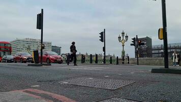 hermosa bajo ángulo imágenes de personas a ocupado y famoso turista sitio a Westminster grande ben central Londres ciudad de Inglaterra genial Bretaña de Reino Unido. imágenes capturado en 30-may-2023 durante nublado noche video