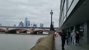 hermosa bajo ángulo imágenes de personas a ocupado y famoso turista sitio a Westminster grande ben central Londres ciudad de Inglaterra genial Bretaña de Reino Unido. imágenes capturado en 30-may-2023 durante nublado noche video