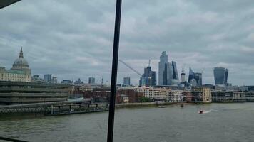 lindo baixo ângulo cenas do pessoas às ocupado e famoso turista Lugar, colocar às Westminster grande ben central Londres cidade do Inglaterra ótimo Grã-Bretanha do Reino Unido. cenas capturado em 30 de maio de 2023 durante nublado tarde video