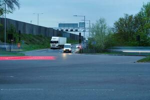 británico la carretera y tráfico durante noche a lutón pueblo de Inglaterra Reino Unido. abril 26, 2023 foto