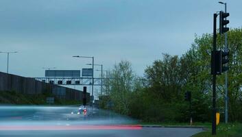 británico la carretera y tráfico durante noche a lutón pueblo de Inglaterra Reino Unido. abril 26, 2023 foto