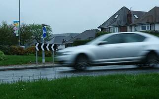 bajo ángulo ver de británico la carretera y tráfico durante lluvioso día a lutón pueblo de Inglaterra Reino Unido. abril 24, 2023 foto