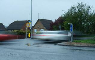 bajo ángulo ver de británico la carretera y tráfico durante lluvioso día a lutón pueblo de Inglaterra Reino Unido. abril 24, 2023 foto