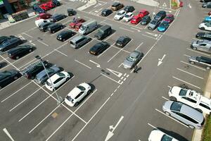 aéreo ver de luton súper mercado y coche estacionamiento, abril 17, 2023. Inglaterra Reino Unido foto