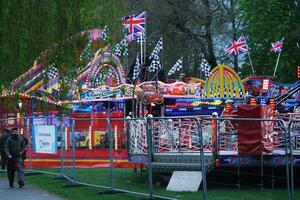 alto ángulo imágenes de público parque de atracciones retenida a lewsey público parque de lutón con gratis acceso para musulmán comunidad en islámico santo eid festival día. abril 23, 2023 foto