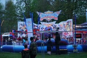 alto ángulo imágenes de público parque de atracciones retenida a lewsey público parque de lutón con gratis acceso para musulmán comunidad en islámico santo eid festival día. abril 23, 2023 foto