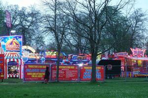 alto ángulo imágenes de público parque de atracciones retenida a lewsey público parque de lutón con gratis acceso para musulmán comunidad en islámico santo eid festival día. abril 23, 2023 foto