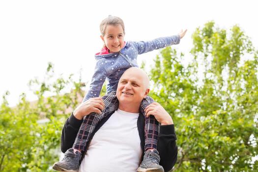 hermosa nieta visitando su mayor tipo abuelo. foto