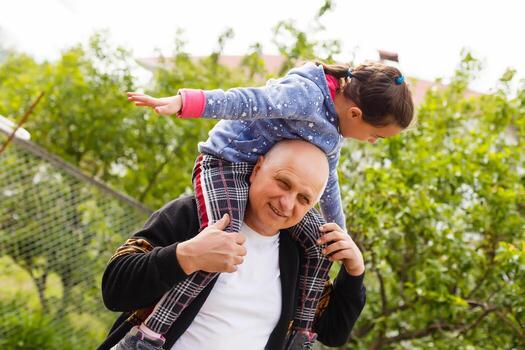 hermosa nieta visitando su mayor tipo abuelo. foto