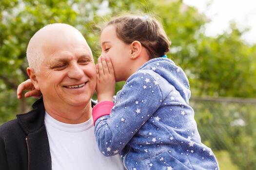 hermosa nieta visitando su mayor tipo abuelo. foto