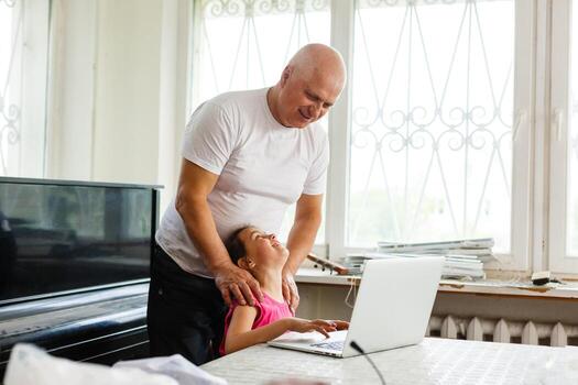 hermosa nieta visitando su mayor tipo abuelo. foto