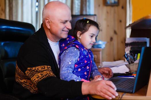 hermosa nieta visitando su mayor tipo abuelo. foto