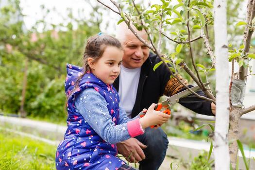 hermosa nieta visitando su mayor tipo abuelo. foto